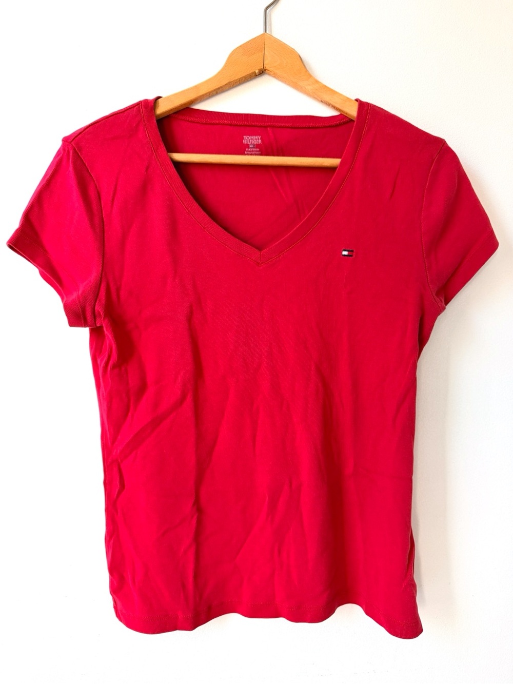 Tommy Hilfiger Women’s Short-Sleeve V-Neck – Size L